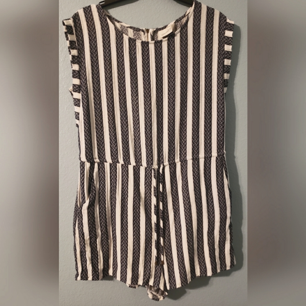 Universal threads size L romper